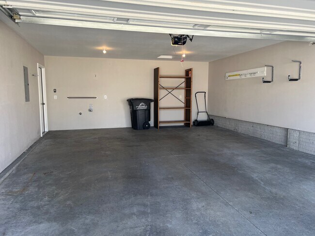 Building Photo - 2301 Redmond Ave