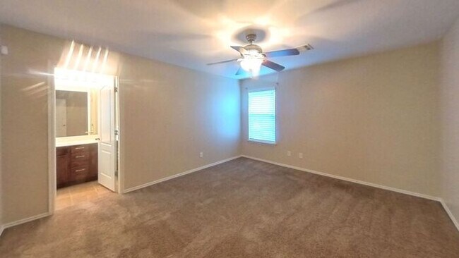 Building Photo - Yukon 4 Bed