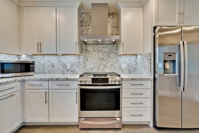 Building Photo - Fully Remodeled Single-Family Home Near Ap...