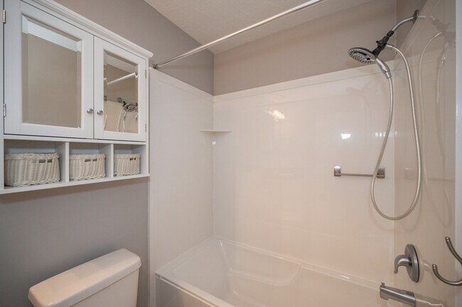 Building Photo - Main Floor Condo in Saratoga Springs!