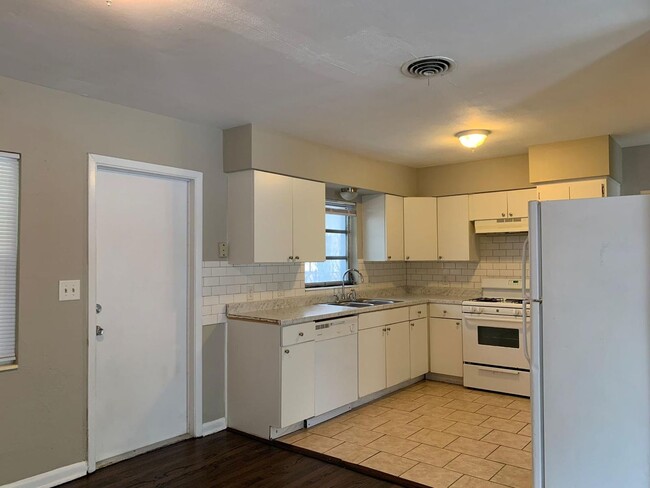 Building Photo - 4 Bedroom 2 Bath Spacious Home