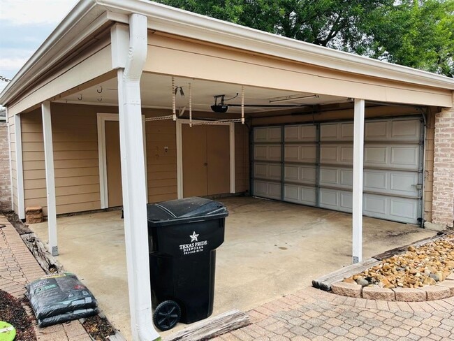 Building Photo - 16203 Ridgegreen Dr