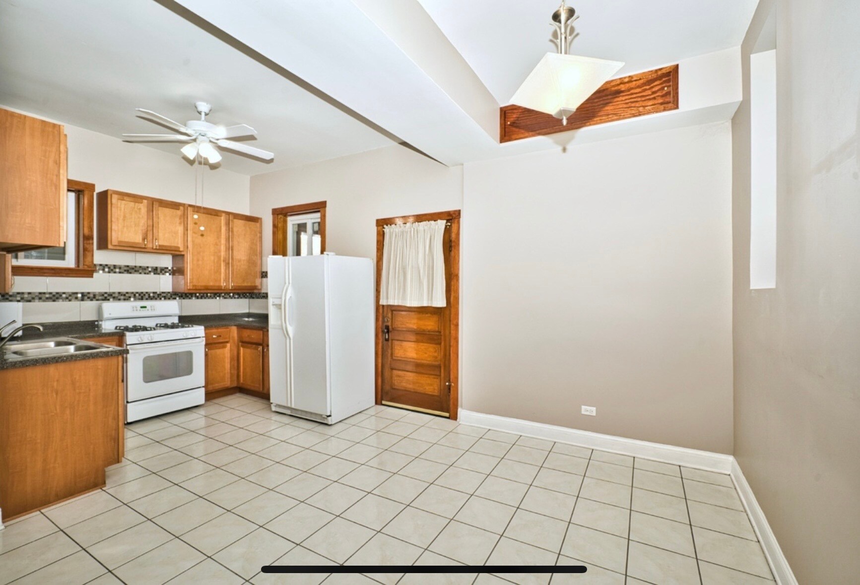 Building Photo - 1747 W Le Moyne St