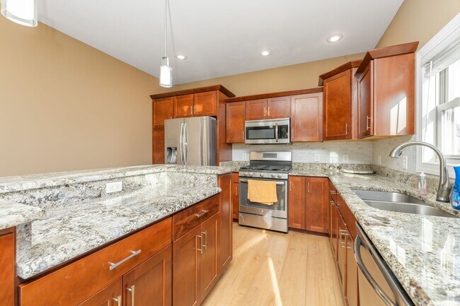 Building Photo - Five Bedroom Home in Kalamazoo