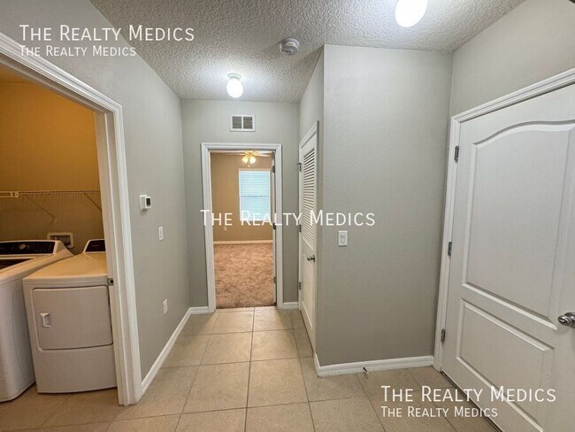 Building Photo - 1665 Laurel Oaks Dr