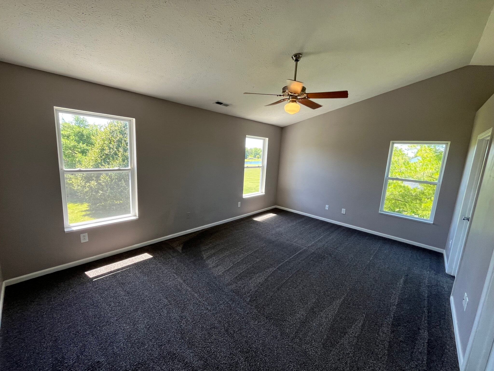 Building Photo - 3873 Crest Point Dr