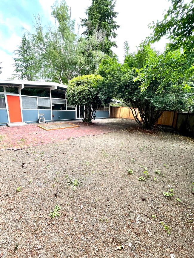 Building Photo - Fully Remodeled Surrey Downs Home