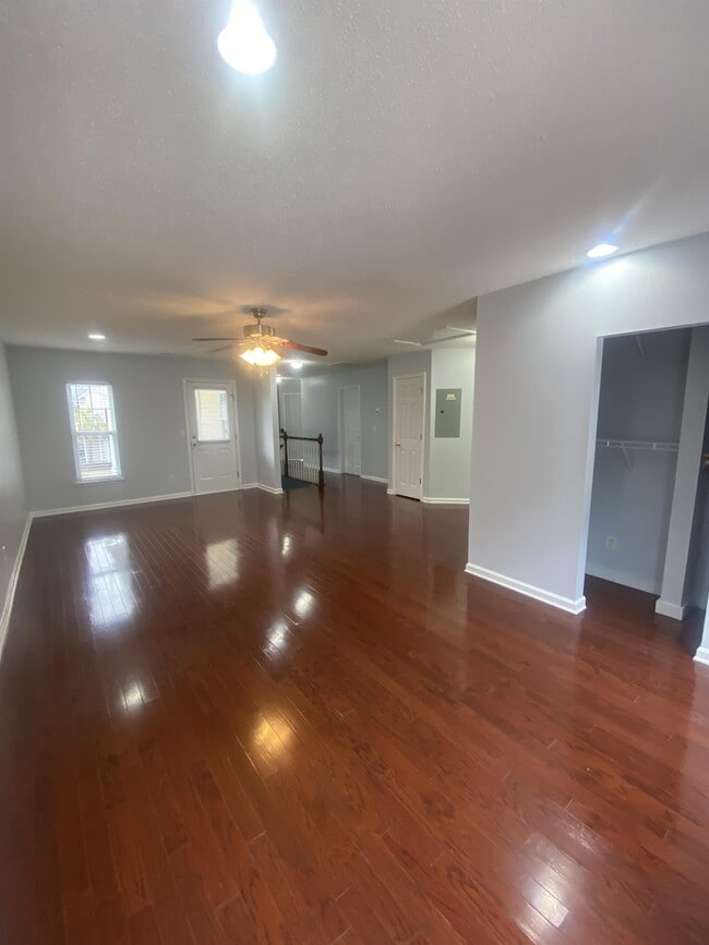 Building Photo - 421 Emerson Dr