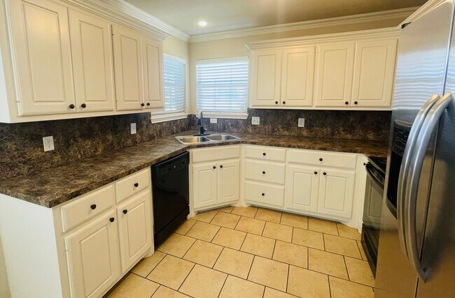 Building Photo - 3/2/2 - South of Loop 289, off of 89th & A...