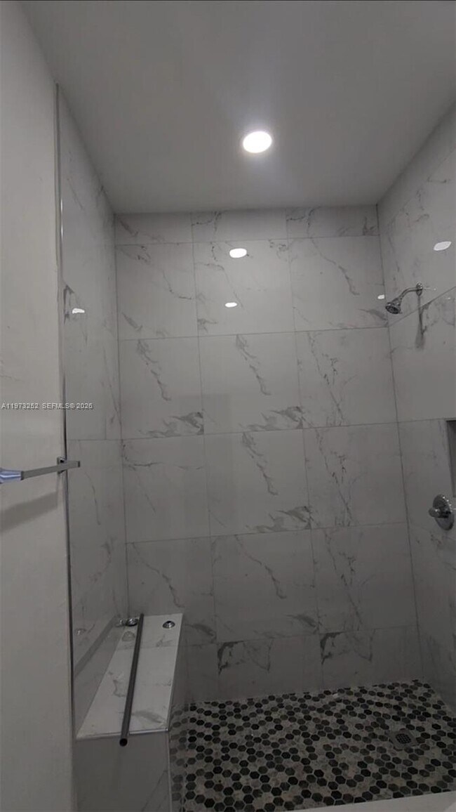 Building Photo - 1375 NE 135th St