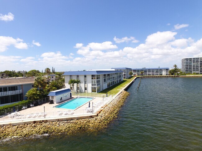 Building Photo - 400 Wilma Cir