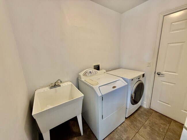 Building Photo - 4-BR Home in Shadow Mountain @ Green Valley