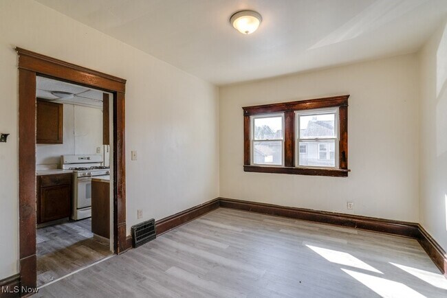 Building Photo - 485 Allyn St
