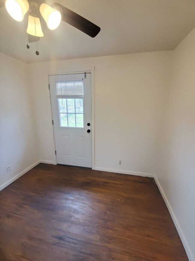 Building Photo - 3 Bedroom Home with Den