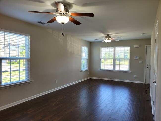 Building Photo - Highly desirable end unit in sought after Cobblestone in Goodlettsville!