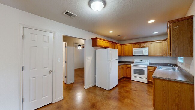 Building Photo - 3 BEDROOM, 2 BATH, 2 CAR GARAGE DUPLEX!!!