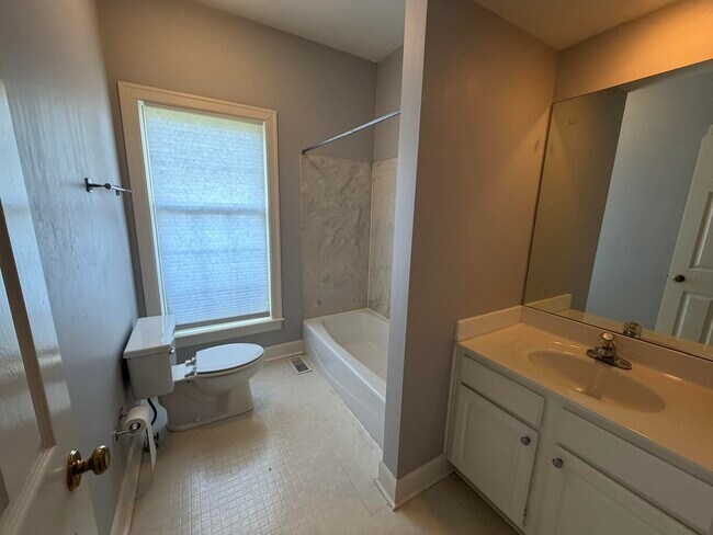 Building Photo - 1112 Pepperhill Cir