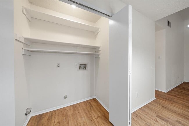 Building Photo - 100 Meteor Dr