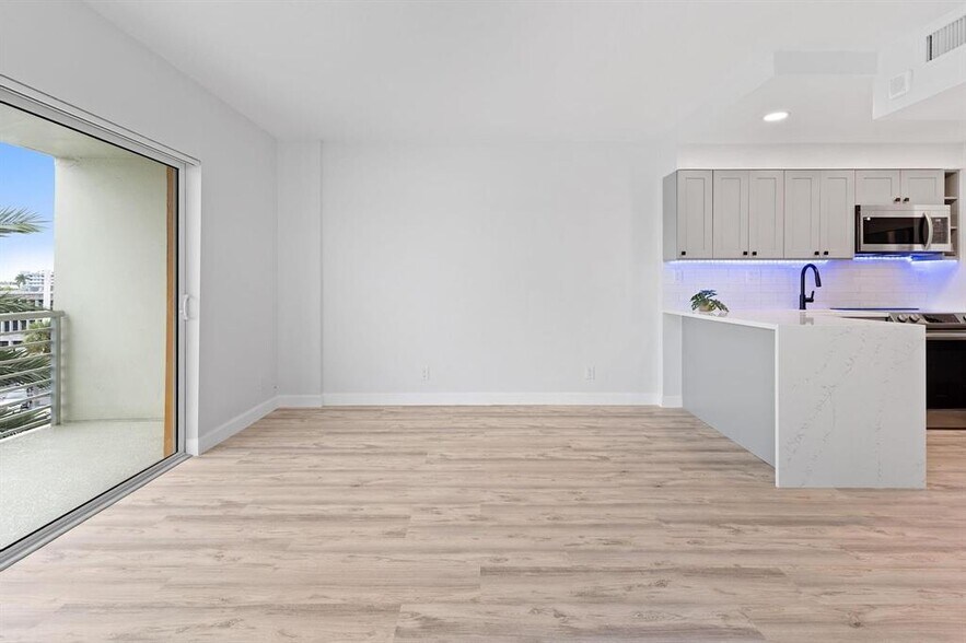 Building Photo - 2900 NE 30th St