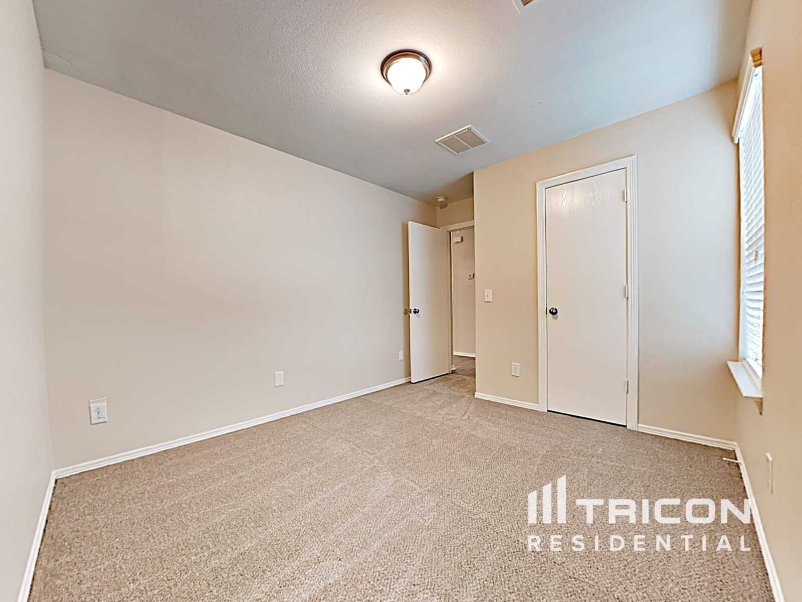 Building Photo - 110 N Golden Oak Dr