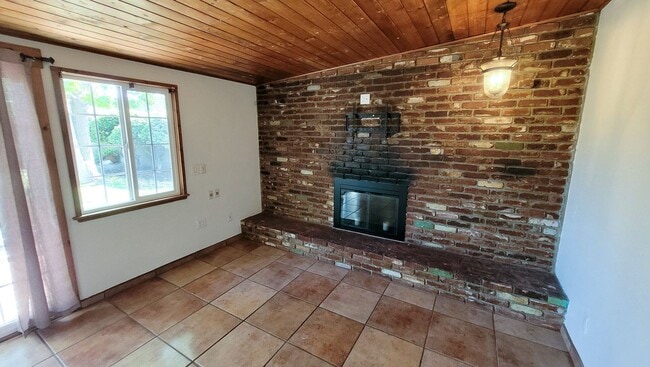 Building Photo - 3 Bed 2 Bath House With Spacious Family Ro...