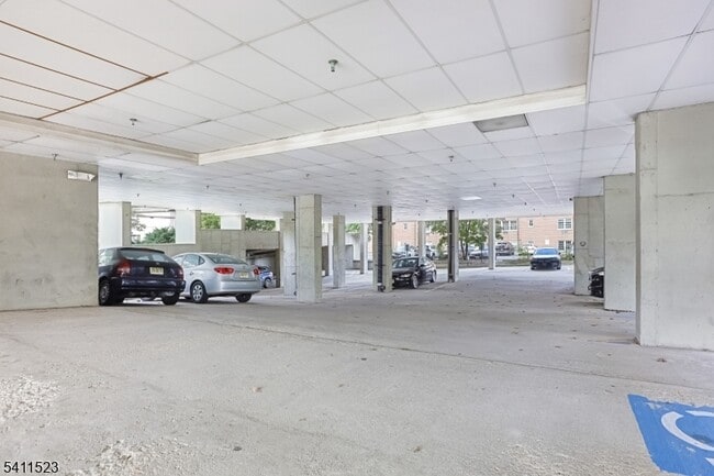 Building Photo - 850 Main St