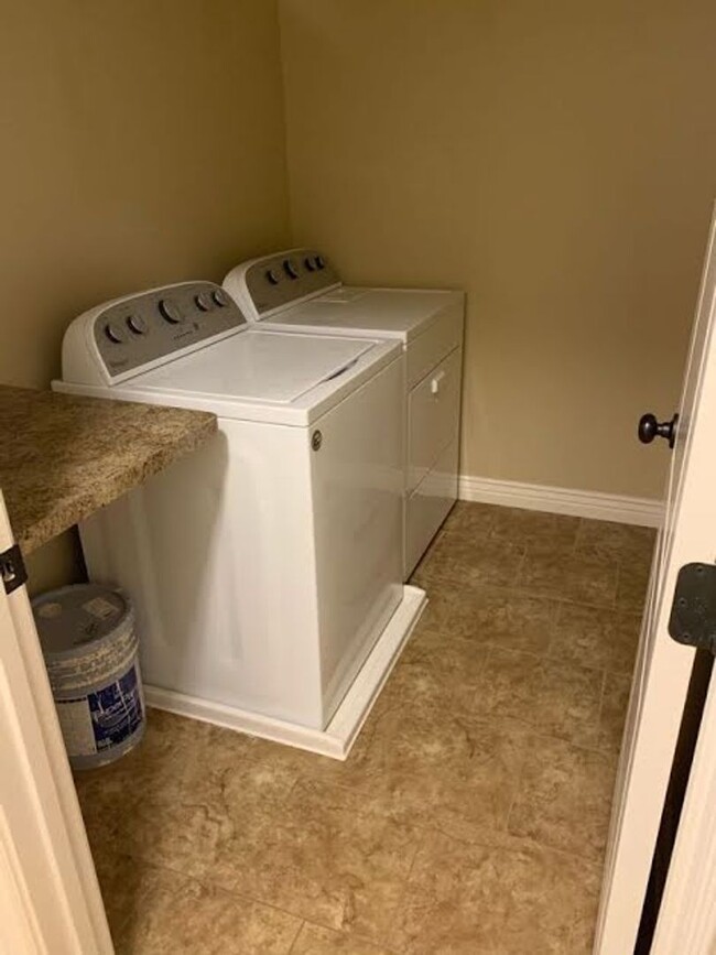 Building Photo - 3 Bed 2.5 Bath ROCK CREEK TOWNHOME in Rexb...