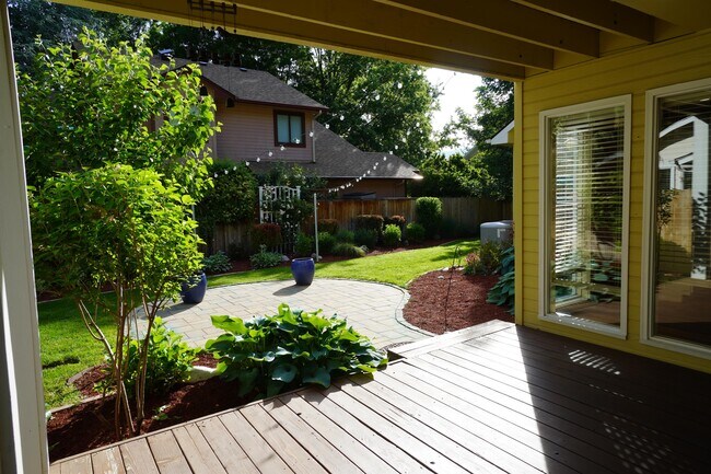 Building Photo - 1394 E Holly St