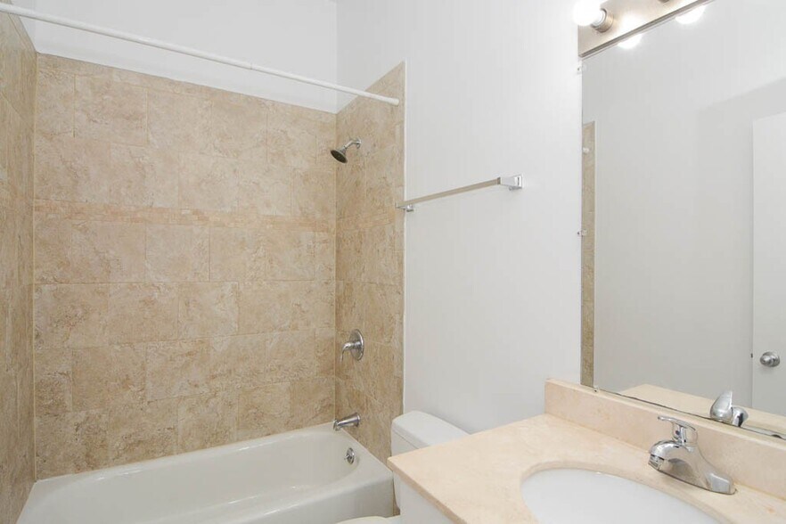 Building Photo - 4715 N Sheridan Rd