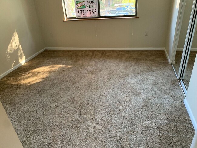 Building Photo - End unit in Tiffany, Look! SubLease