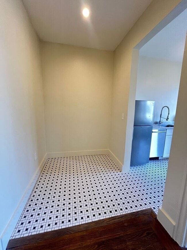 Building Photo - 465 Bellevue Ave