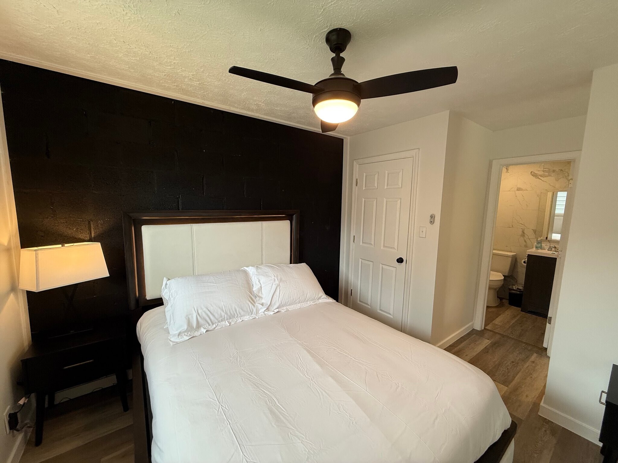 Building Photo - 652 E Main St