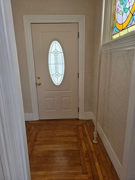 Building Photo - 174 Elm St