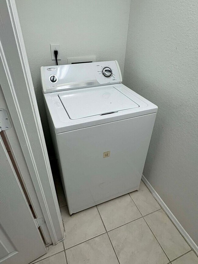 Building Photo - 2/2 Condo for Rent in Fort Myers