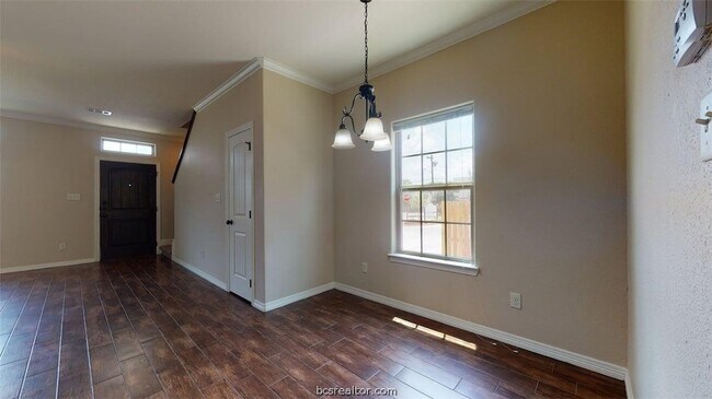 Building Photo - 303 Ash St