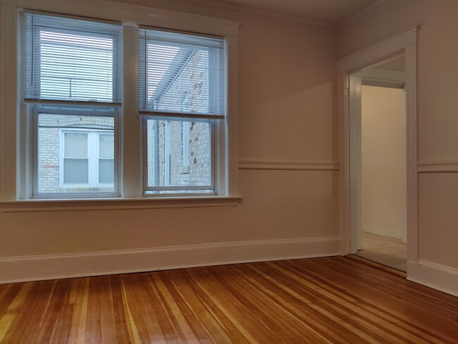 Building Photo - Large Renovated Unit in Allston. 3 bed. 2 ...