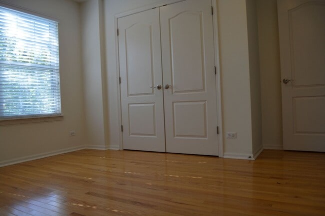Building Photo - 220 River Front Dr
