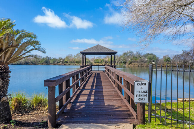 Building Photo - LakeVue