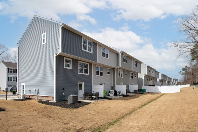 Building Photo - *Modern and Spacious 3-Bed Townhome*