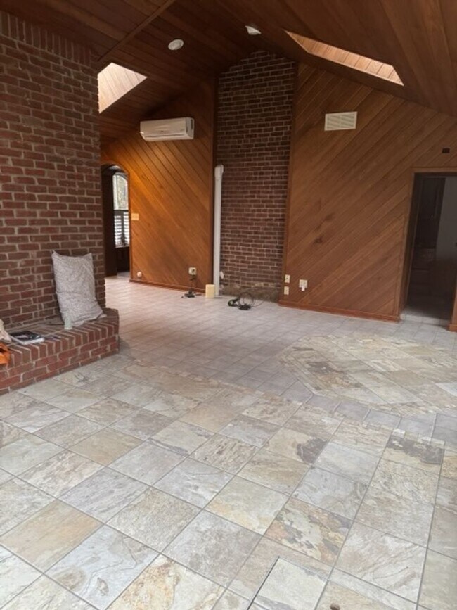 Building Photo - Rare find in great school district