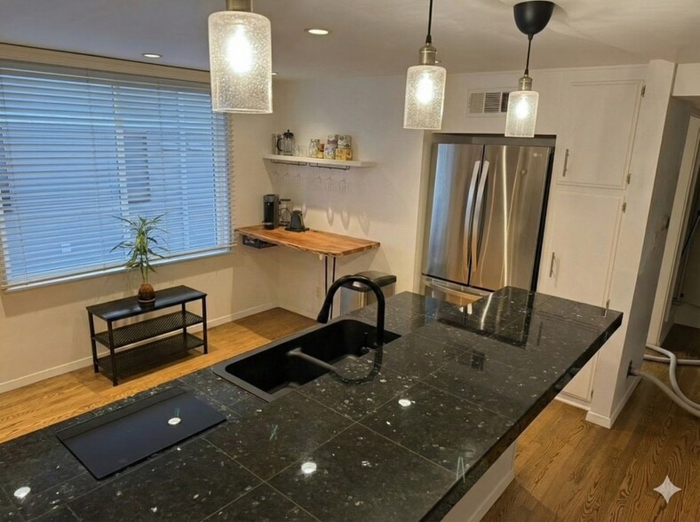 New Refrigerator with Water/Ice - 4310 W Kling St