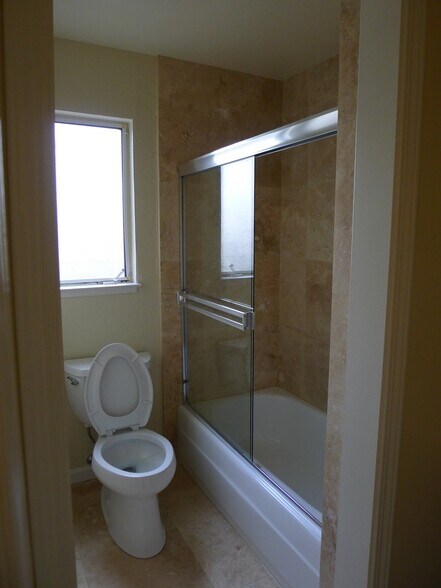 Building Photo - 2 Sheldrake Ct