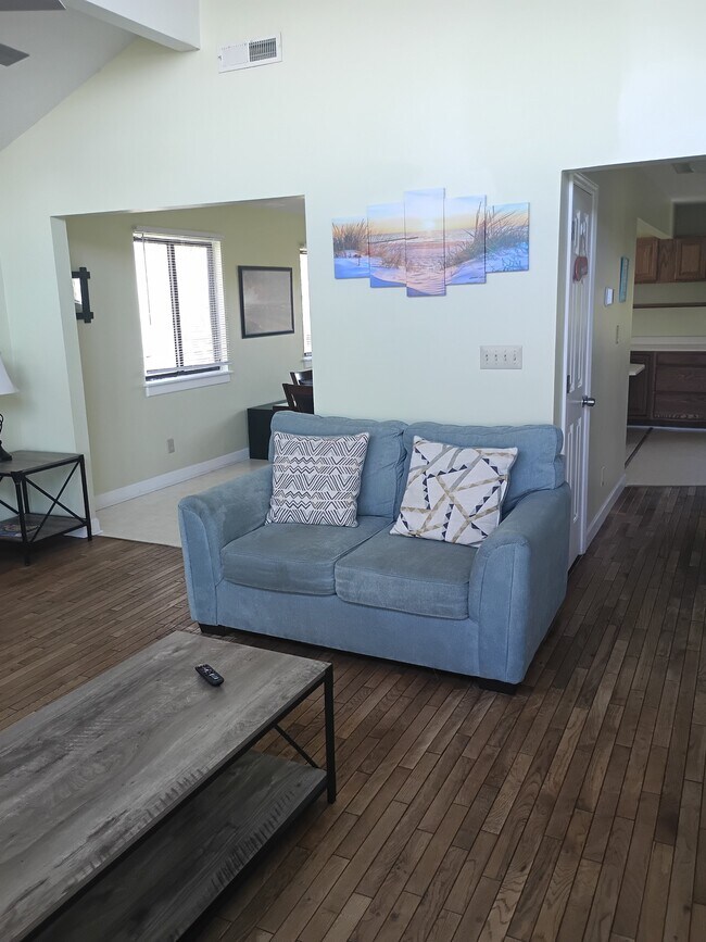 Building Photo - 111 S Oak Ct