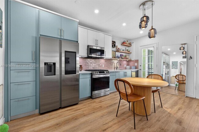 Building Photo - 8600 Byron Ave