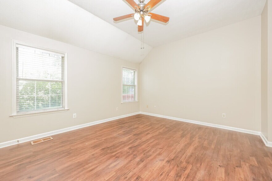 Building Photo - 901 Tal Ln