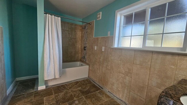 Building Photo - 3 Bed, 3 Bath Home on Large Lot in Great L...