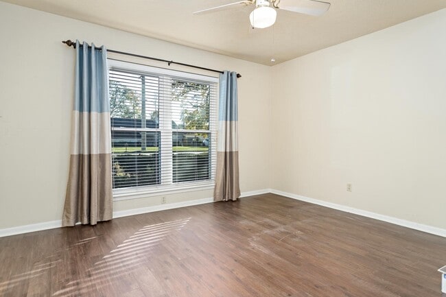 Building Photo - 6760 Gladys Ave