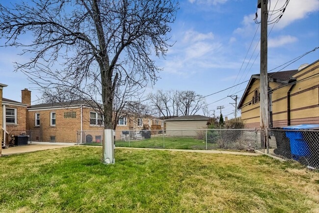 Building Photo - 6210 N Harding Ave