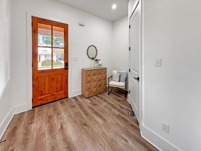 Building Photo - Newer Construction Meets Historic Cooper Young Charm • 5bd / 3ba