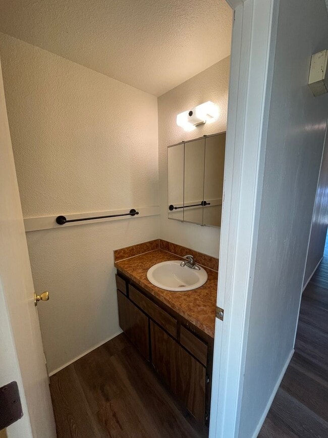 Building Photo - 3 Bed 1.5 Bath Townhouse